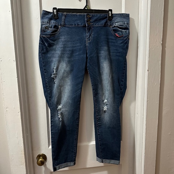 YMI Wanna Better Butt Distressed Jeans in 20 - Picture 1 of 1